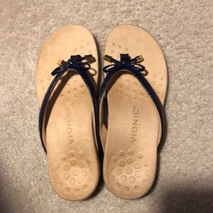 Bow Vionic flip flops